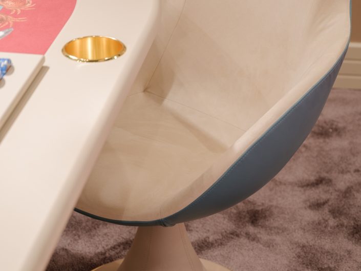 Swivel leather chair produced in Italy by Vismara Design