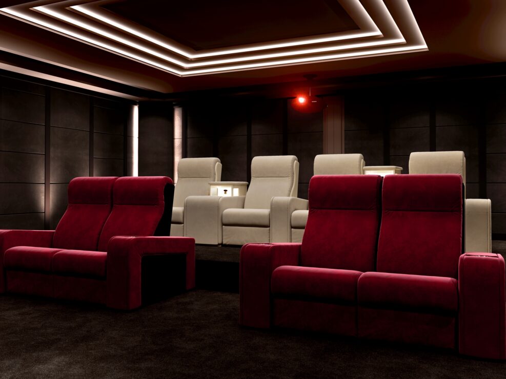 sala cinema privata con poltrone rosso e beige