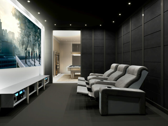 home cinema con tre poltrone reclinabili grige