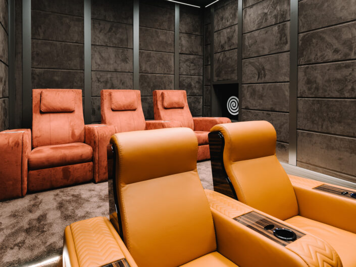 home cinema privato con poltrone reclinabili rosse e arancioni