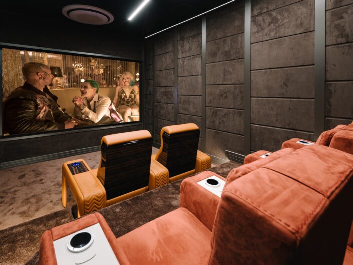 sala home cinema con proiettore, pannellature e poltrone reclinabili