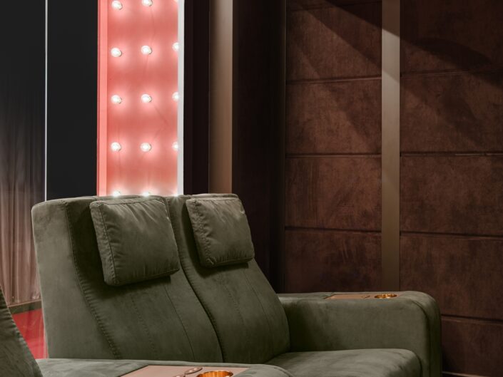 sala cinema a casa con poltrone reclinabili verdi