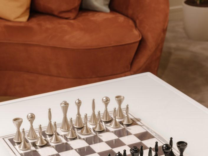 scacchiera con set scacchi di lusso