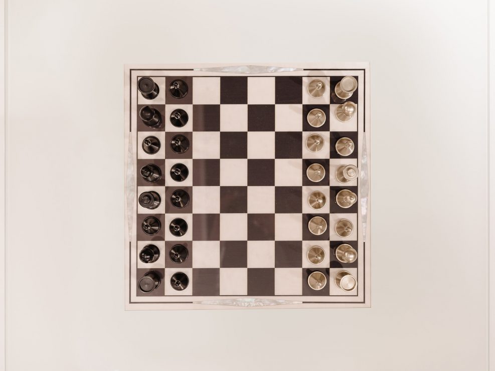 scacchiera contemporanea intarsiata in ebano