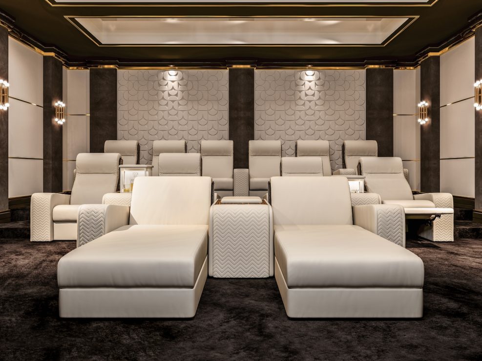 Sala cinema di lusso per case private con poltrone e lettini