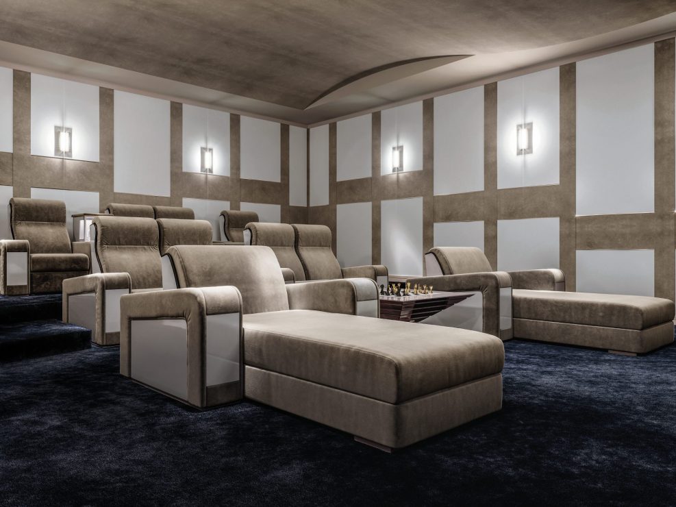 sala cinema di lusso con poltrone e chaise longue