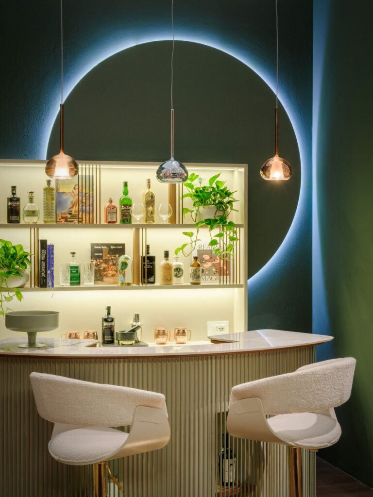 Mobile bar moderno per living: soluzioni e design