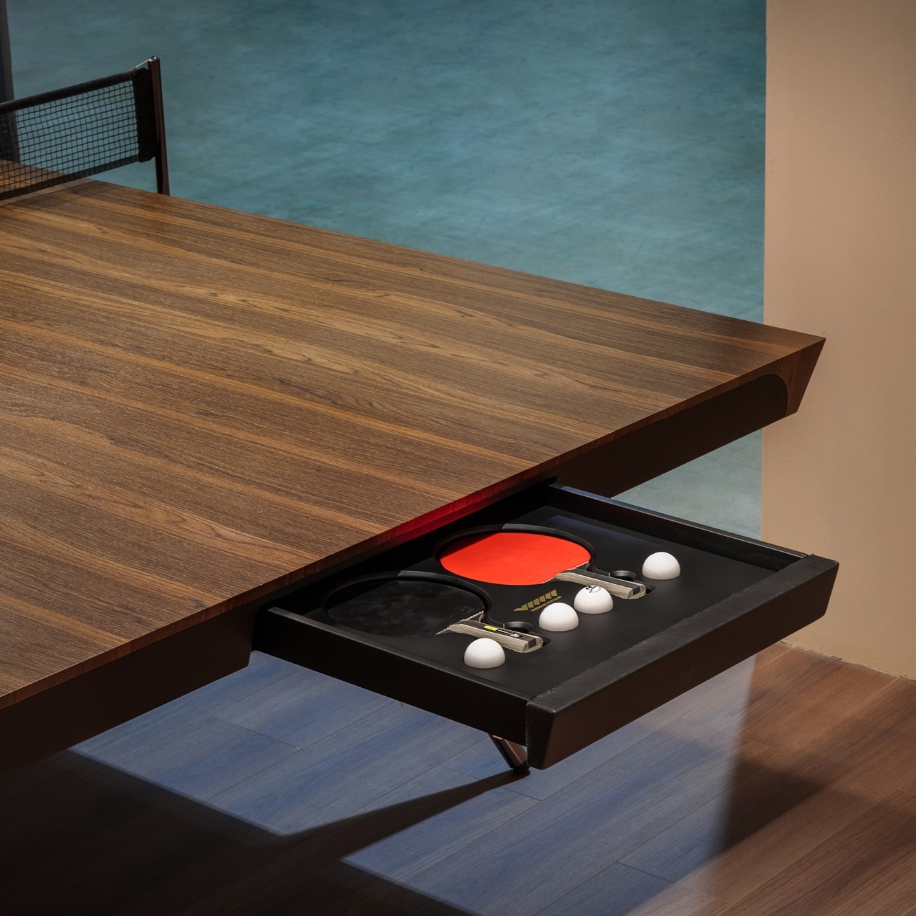 tavolo da ping pong con racchette e palline