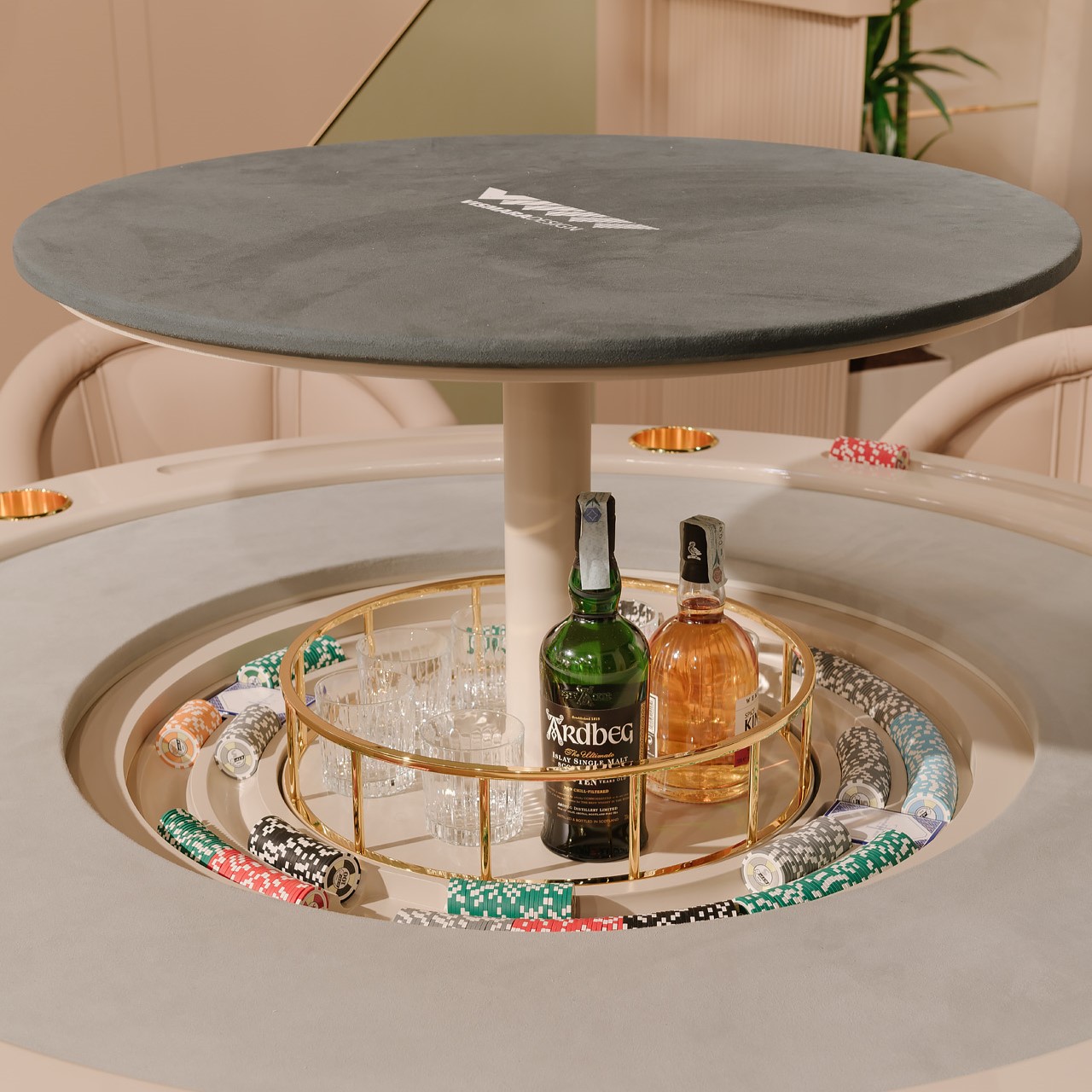 tavolo da poker di lusso con bar incorporato