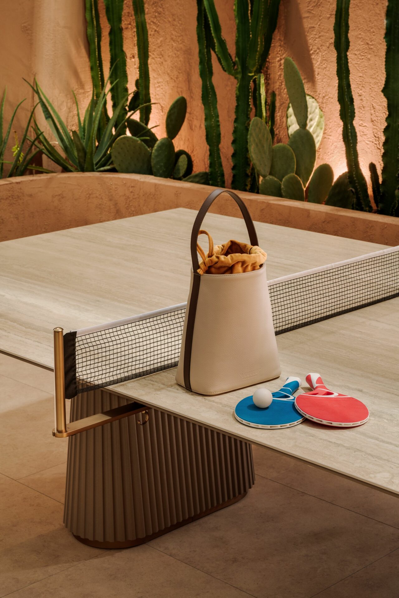 tavolo da ping pong con racchette e palline per outdoor